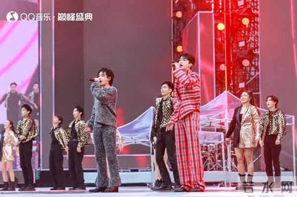 QQ音乐巅峰盛典广州开唱，王源获颁年度巅峰音乐人