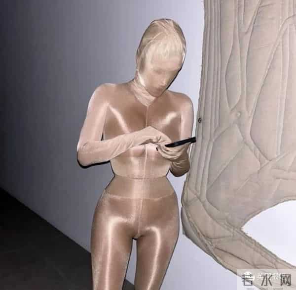 金卡戴珊离婚又分手后变化超大！素颜出镜惊呆网友，参演爆火美剧