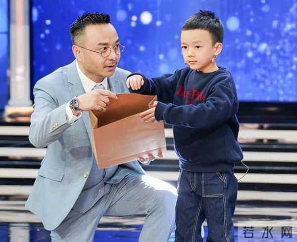 汪涵老婆罕晒儿子，7岁沐沐给妈妈织围巾，游泳获两块奖牌超优秀