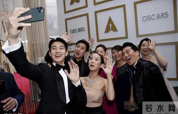 屋塔房王世子播出10年，朴有天从天堂坠落，他却打了漂亮的翻身仗