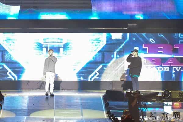 超惊险!BIGBANG大声开唱玩掉麦克风 胜利偷婊T.O.P