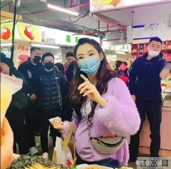 2010年，张柏芝挺着大孕肚，四肢纤细胖到180斤，依旧美的不像话