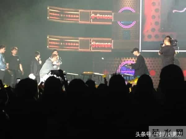 超惊险!BIGBANG大声开唱玩掉麦克风 胜利偷婊T.O.P