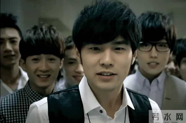 女装大佬?卖螺蛳粉?这个刚红起来的男星,私下居然是"两副面孔"