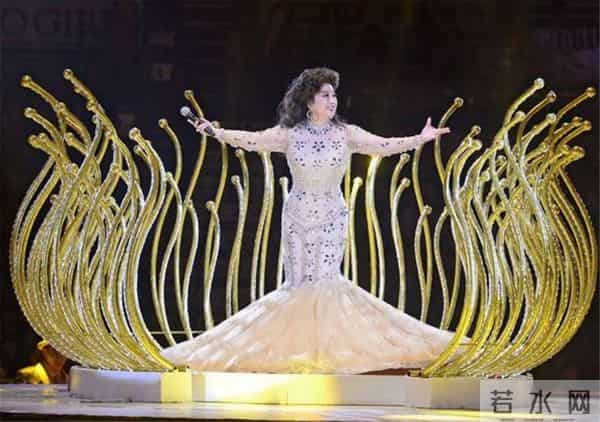 钦佩,周润发一生中四次下跪,每一次都跪得有理有据