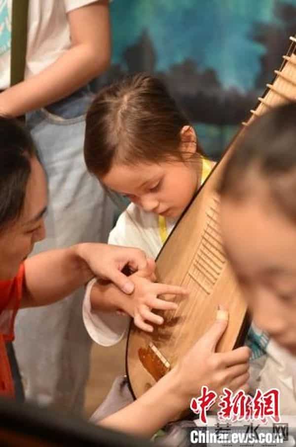 海外华裔青少年北京行:和古今建筑与科技速度Say Hi