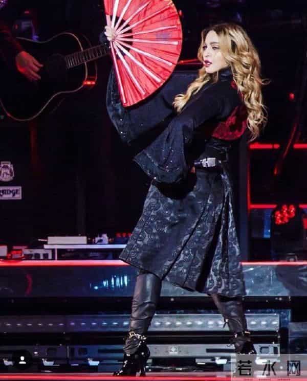 蔡依林与男友锦荣一起看演唱会 不知为何关闭了微博评论