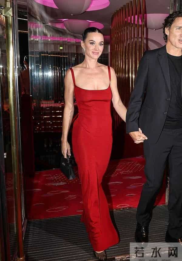 水果姐穿吊带红裙满脸堆笑,牵手大13岁加拿大前总理,满面春风