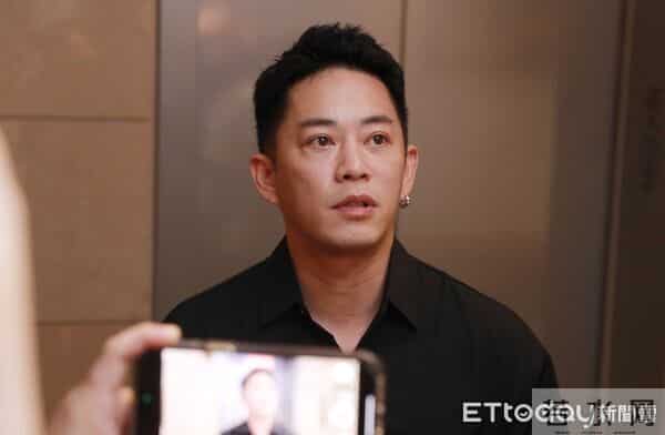 杨佑宁送父最后一程！紧牵老婆现身「鞠躬致意」　好友见他坚强泛泪喊话