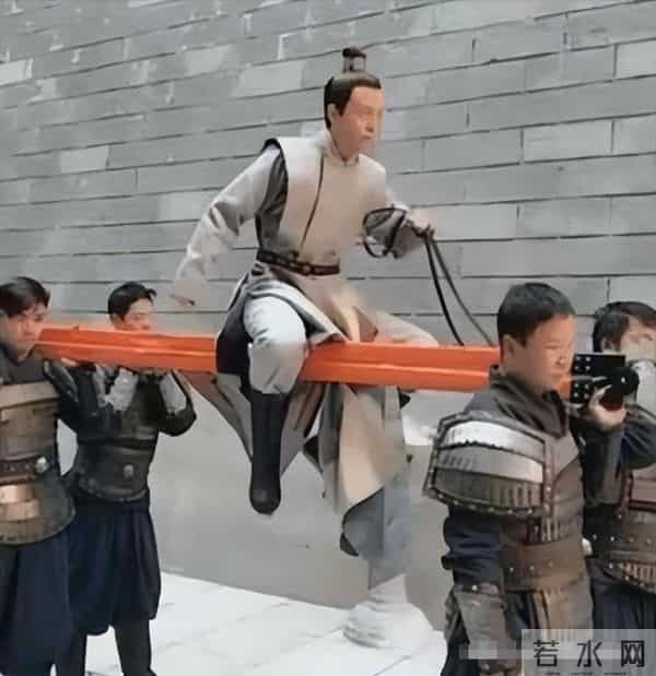 难怪电视里只有上半身,镜头下移后,是不能看的尴尬全景