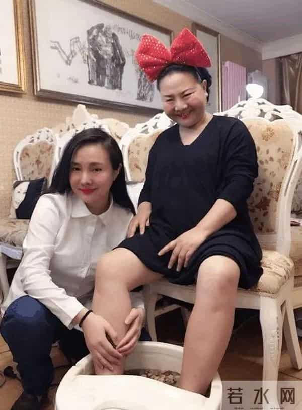 干露露罕见露面!为1岁女儿办生日宴颜值抢镜,外公表情反差大