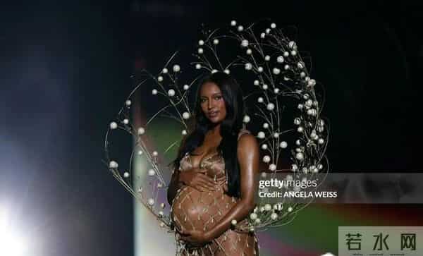 杨幂穿透视装参加2025年维密大秀！刘雯太保守了，没有穿比基尼