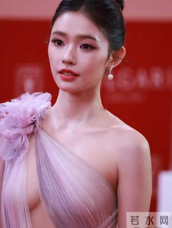 有一种“尴尬”叫张子枫玩性感，身材平平无奇，却偏要露点什么