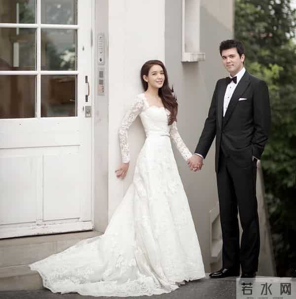 43岁TVB前女星晒旅游照！大秀事业线和美腿，曾患面瘫吃饭都困难