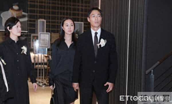杨佑宁送父最后一程！紧牵老婆现身「鞠躬致意」　好友见他坚强泛泪喊话