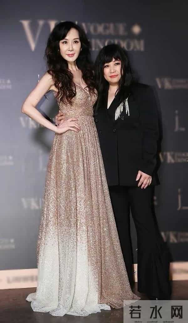 54岁萧蔷一点不见老,穿吊带裙大秀丰满上围,身材纤细如少女