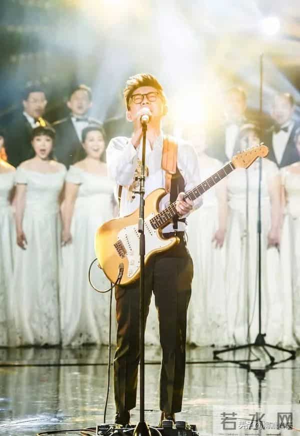 杨坤称他为偶像,幕后打拼8年凭一首歌走红,经历比李荣浩还惨