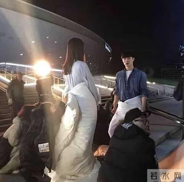 难怪电视里只有上半身,镜头下移后,是不能看的尴尬全景