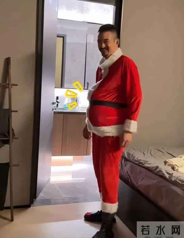 杨子姗晒老公吴中天扮圣诞老人给女儿送礼物，2岁女儿软萌很可爱
