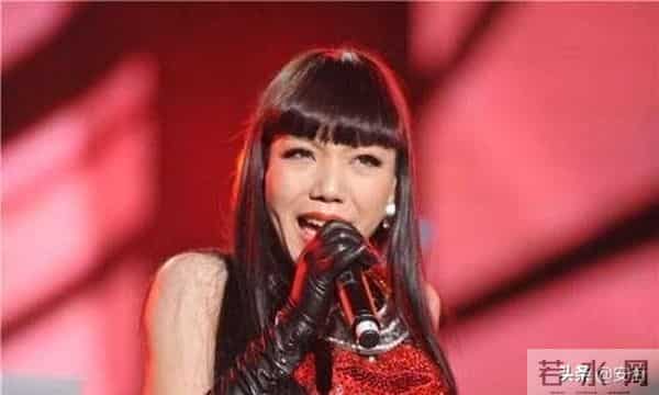 在《中国好声音》中爆红，红极一时的吴莫愁，如今怎么突然消失了