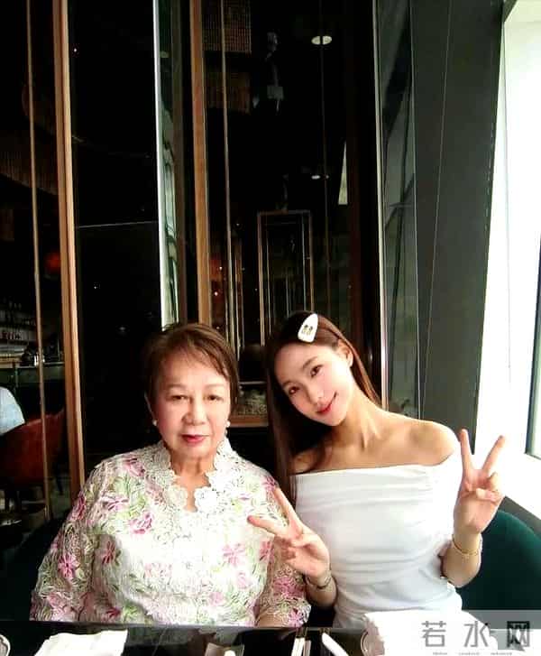 小S坐在老公许雅钧的腿上,全家给二女儿过生日,漂亮婆婆出镜了