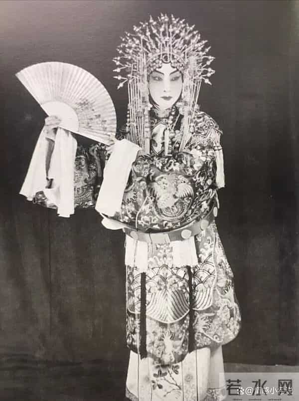 王吉:梅兰芳师妹,从京剧名角到老板,敢拍民国第一组裸体写真!