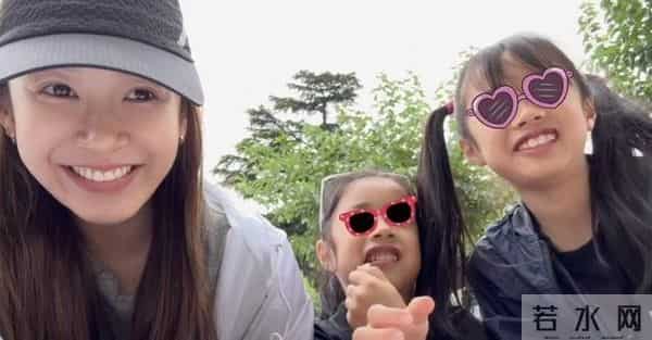 张子萱带娃国外旅游,陈赫开游船,两个女儿一模一样,都像爸爸