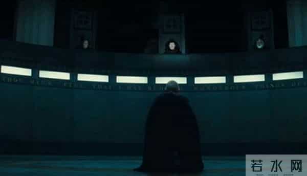 《驱魔者》唯有圣徒，末世教会不承认吸血鬼存在，牧师扔下个东西