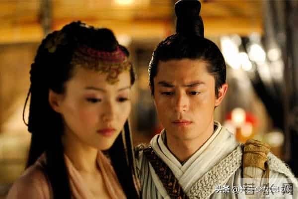 因《仙剑3》走红，变回女生打扮无人识，拖欠房租靠街头卖唱为生