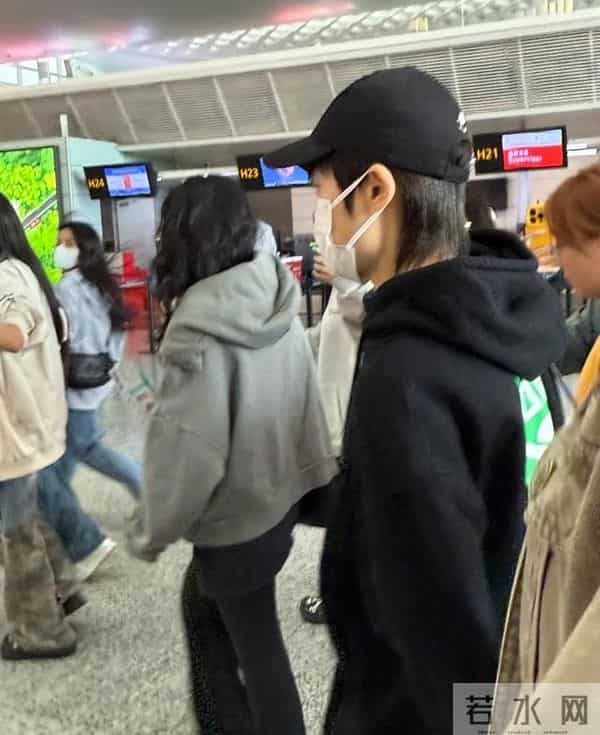 机场偶遇李宇春，穿土黄色棉袄平底鞋，被路人冲撞后眼神凌厉