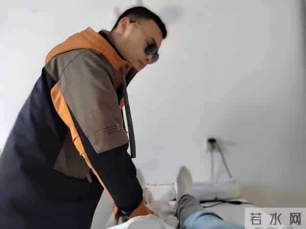 我,盲人按摩师,手指不灵活,21岁还不会用筷子,想转行当主持人