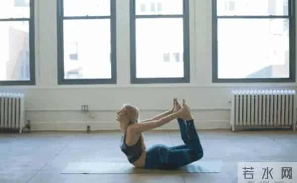 袁立到底经历了啥?脖子肉层叠腰身圆滚似大妈,把口罩套在胳膊上