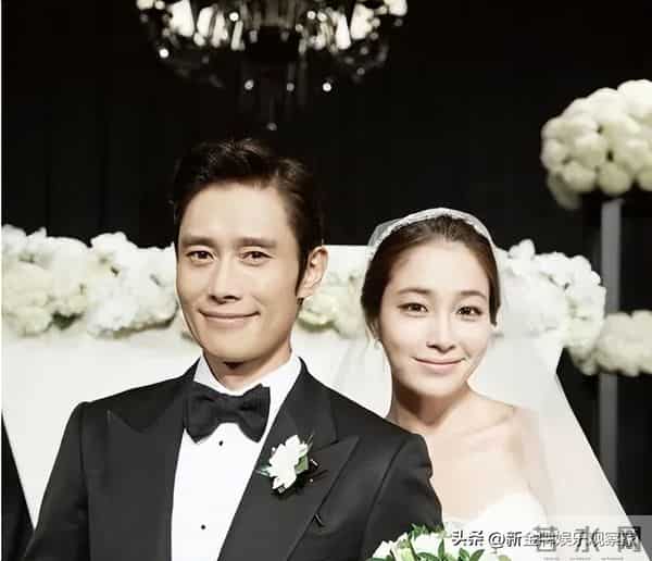 53岁李秉宪再当爸，41岁娇妻拼二胎，老公9年前被两女子拍照胁迫