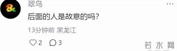 张韶涵演唱会“孔雀开屏”被搞砸!头饰被卡表情无奈,伴舞闯大祸