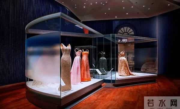 苏后穿衣从土变洋的转变,是这位高人的功劳,礼服穿完还有大用场