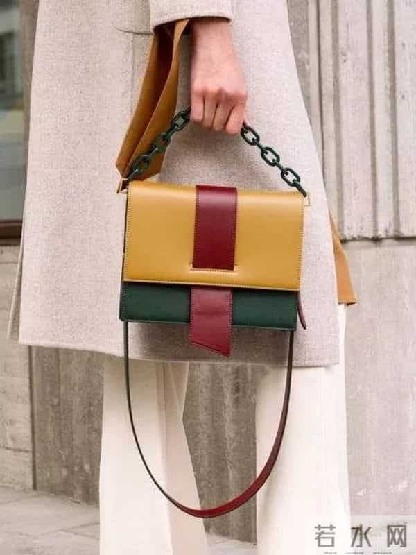 让她们美出天际的包包，居然赢在一根“条”上？