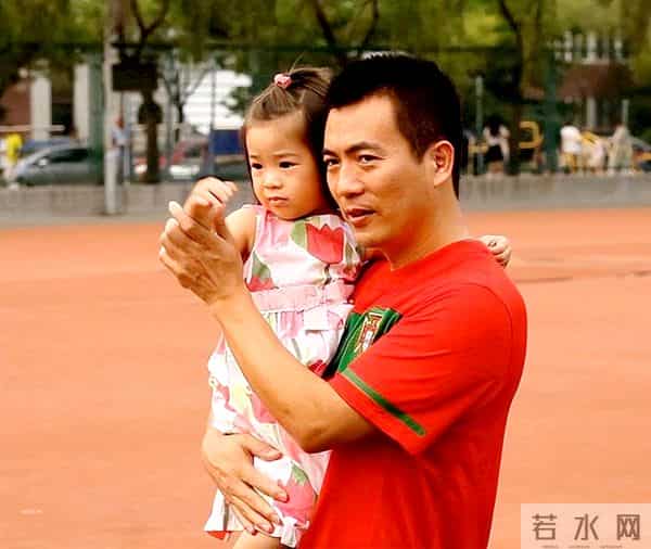 黄健翔离婚16年：他惹官司，再婚后又做父亲，前妻患癌至今单身