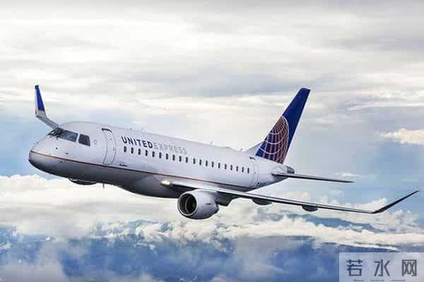 美国头等舱女乘客中途发疯欲开舱门：我是上帝！让我下飞机！