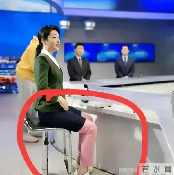 难怪电视里只有上半身,镜头下移后,是不能看的尴尬全景