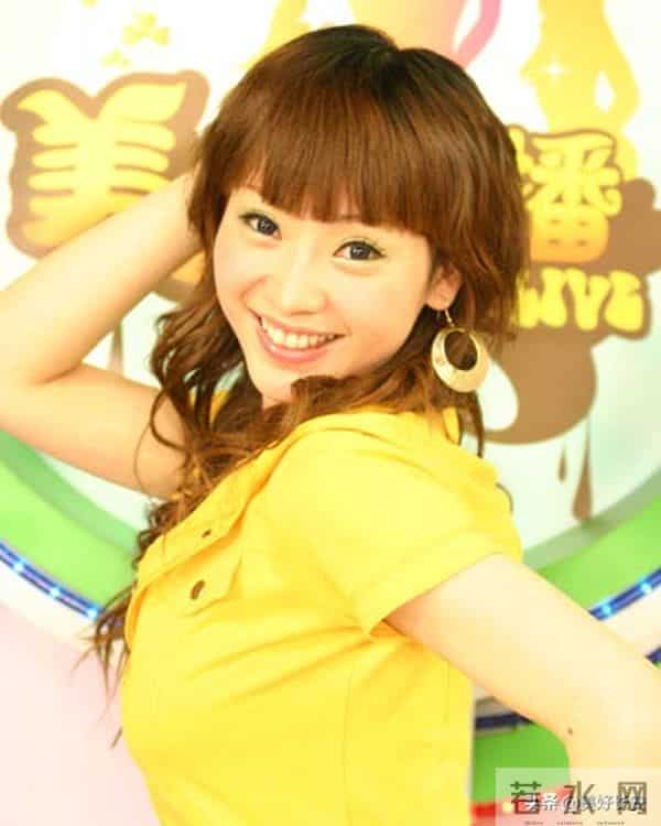 高清多图：柳岩在陕西卫视工作的旧照，青涩懵懂被评价是“丑女”