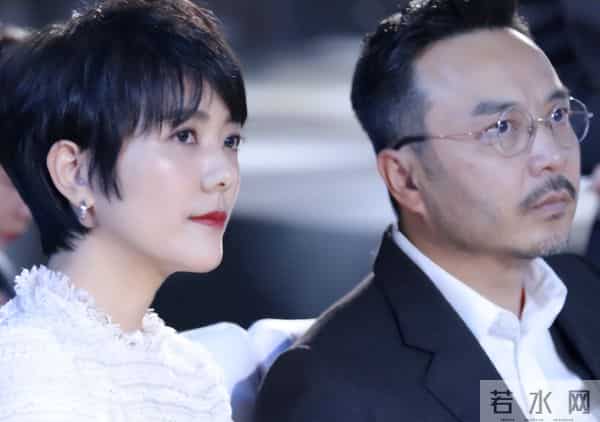 汪涵老婆罕晒儿子，7岁沐沐给妈妈织围巾，游泳获两块奖牌超优秀