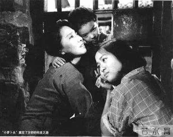 她7岁演小萝卜头 大二搭戏陈佩斯刘晓庆 央视春晚首位英语主持