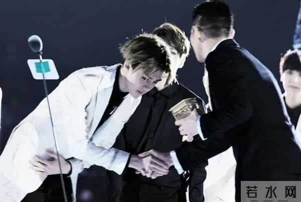 当“中国天王”出席韩国顶级颁奖礼,会是啥场面?网友:砸场子的
