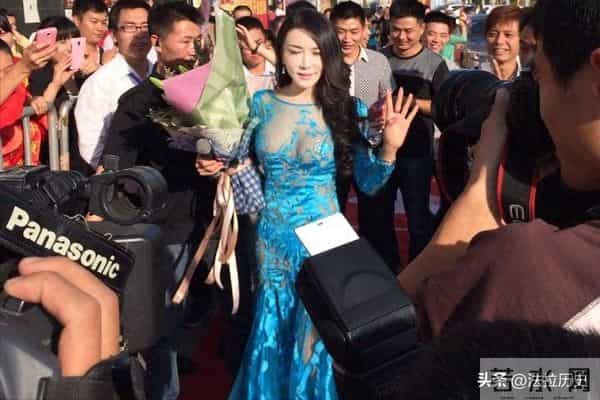 “露奶装”，“开裆裤”，大街上的牛鬼蛇神，演绎现实的罗刹海市