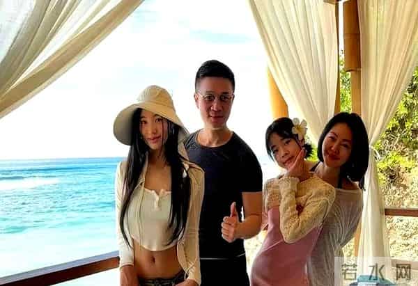 小S坐在老公许雅钧的腿上,全家给二女儿过生日,漂亮婆婆出镜了