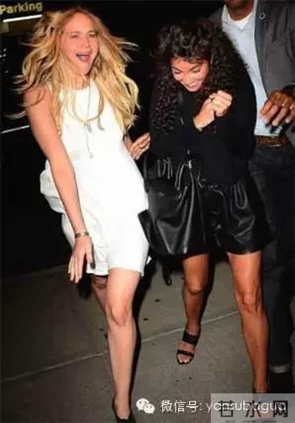 你们在讨论女孩能否蹲着,有个外国女星自曝上了性爱网站