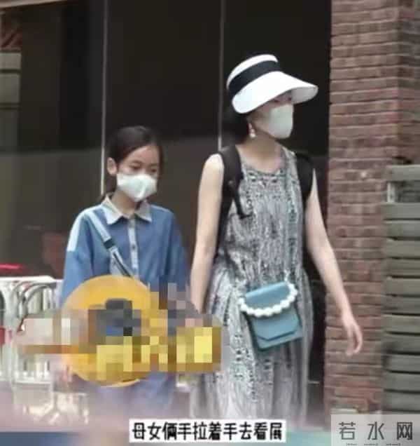 韩寒老婆女儿罕见露面，穿长裙配短发气质好，9岁小野眼睛真像爸