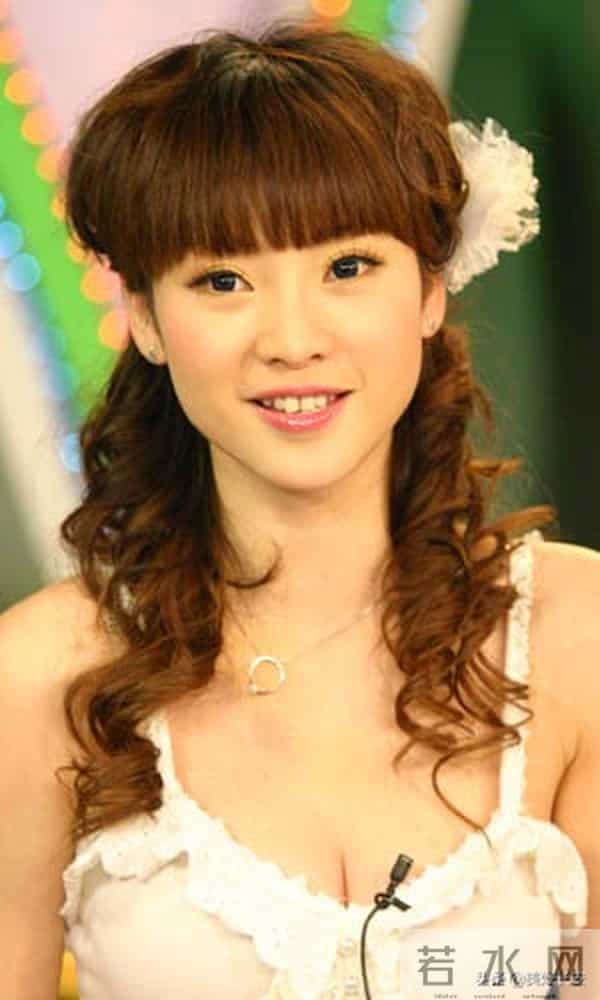 高清多图：柳岩在陕西卫视工作的旧照，青涩懵懂被评价是“丑女”