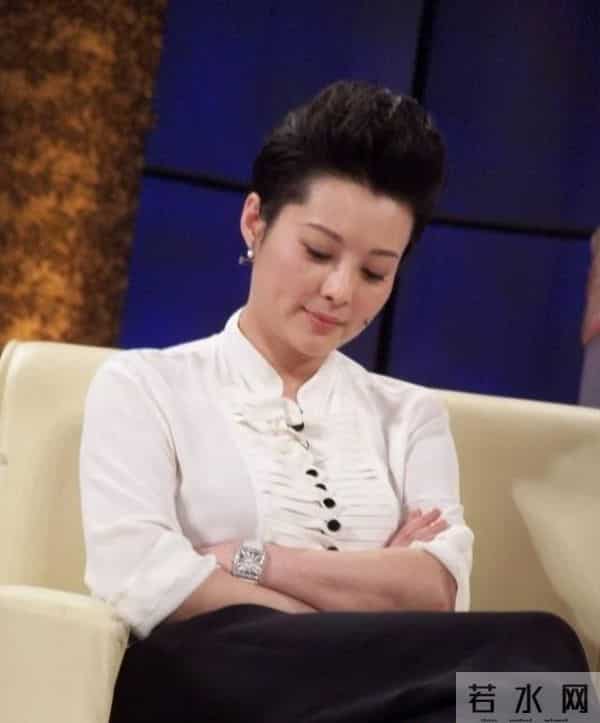 袁立到底经历了啥?脖子肉层叠腰身圆滚似大妈,把口罩套在胳膊上