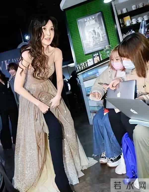 54岁萧蔷一点不见老,穿吊带裙大秀丰满上围,身材纤细如少女